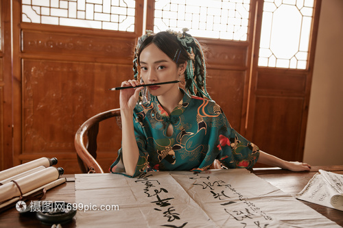 写毛笔字的俄国风潮流美女