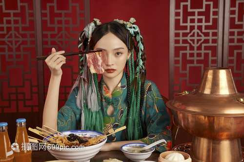 筷子夹牛肉的国潮美女