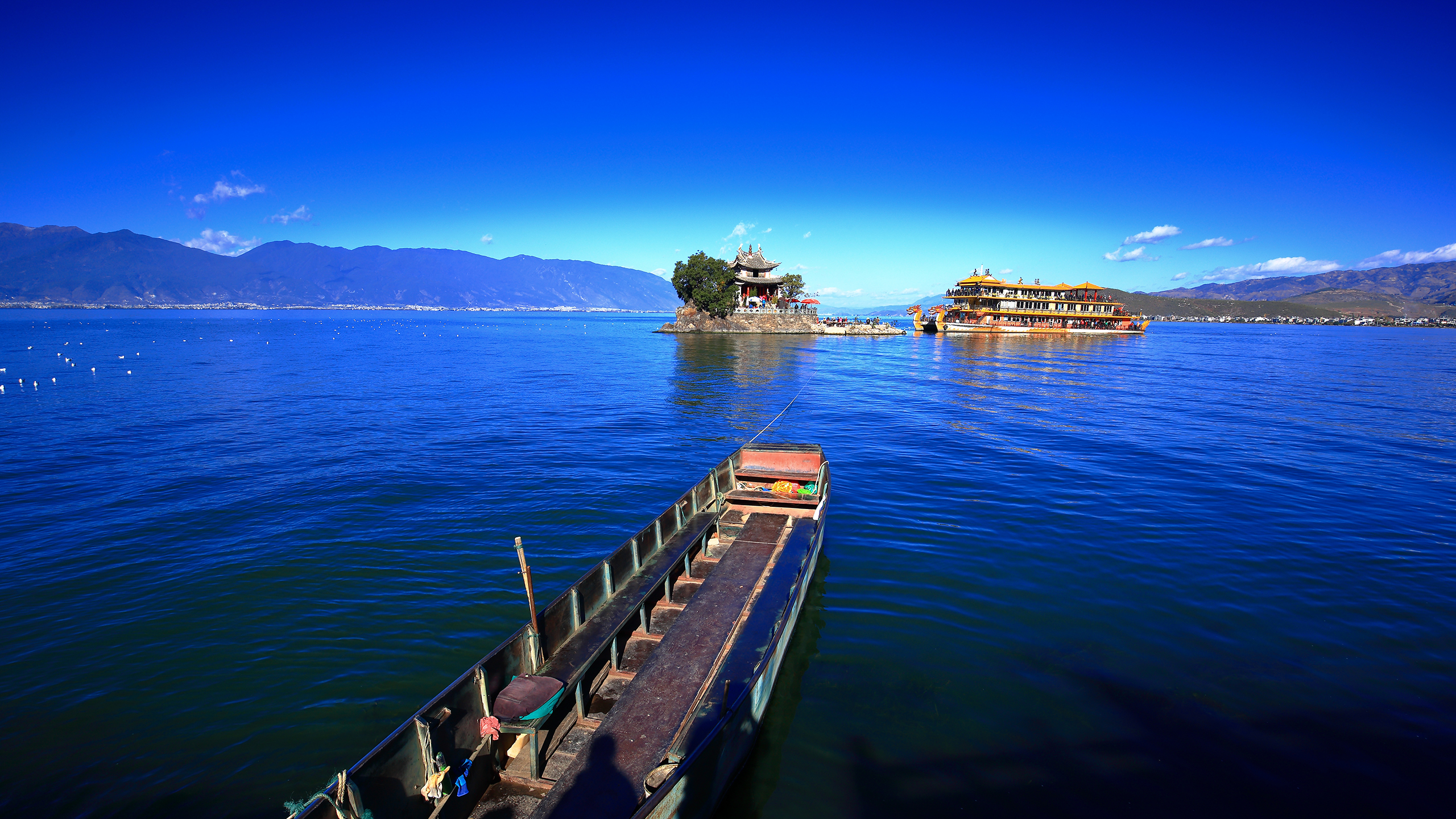 蔚蓝天空下的美景摄影高清宽屏桌面壁纸-风景壁纸-壁纸下载-美桌网