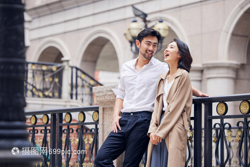 恩爱的夫妻情侣室外约会