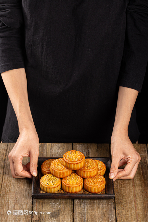 手拿起月饼复古餐盘